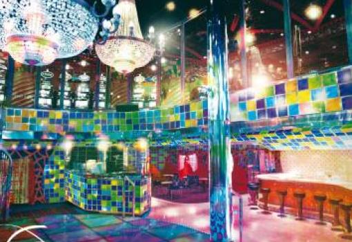 una alegre discoteca llena de color